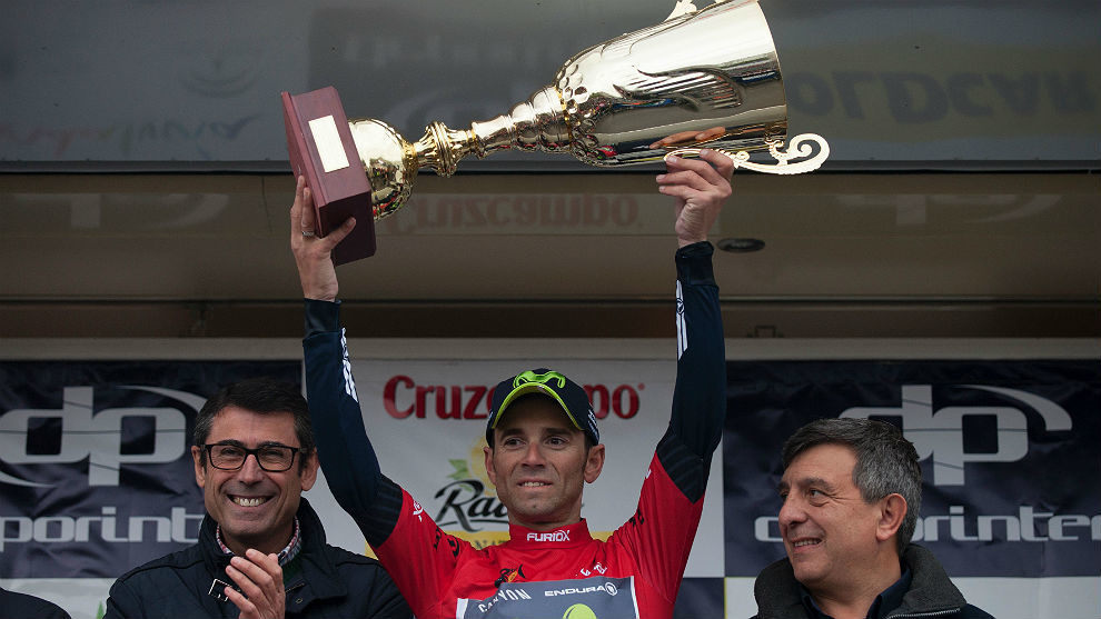 Alejandro Valverde levanta la copa de vencedor de la 63 Vuelta a...