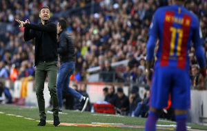El entrenador asturiano dando instrucciones a Neymar durante un...