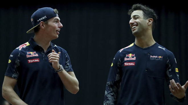 Verstappen y Ricciardo bromean en el GP de Malasia de 2016.