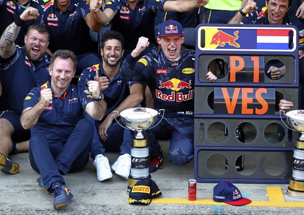 Horner, Ricciardo y Verstappen celebran la victoria del holands en...