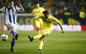 Jaume disparando en un partido contra la Real Sociedad.