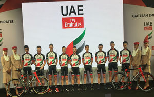 Los corredores del Abu Dhabi-Emirates con la nueva equipacin, esta...