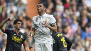 Pepe se lamenta en el encuentro ante el Espanyol