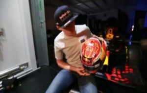 Max Verstappen enseando el nuevo casco
