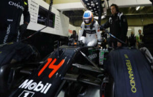 Alonso se mete en el 'cockpit' de su McLaren en GP de Brasil...