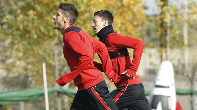 Jovetic y Lenglet, en un entrenamiento con el Sevilla.