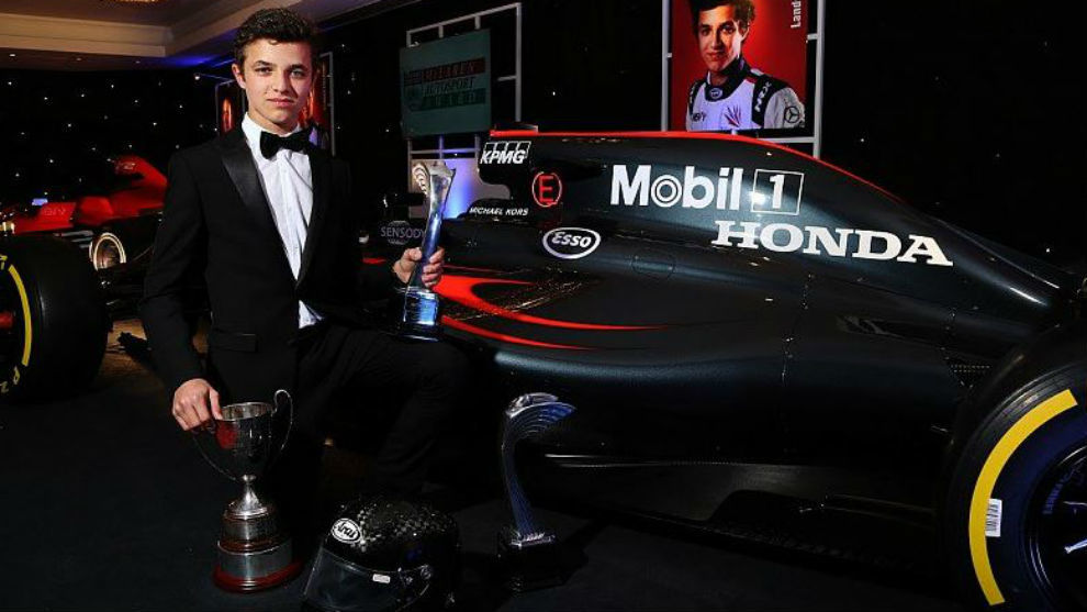 Lando Norris posa con sus trofeos y el McLaren de 2016