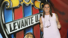 Adriana Martn posa con el escudo del Levante.