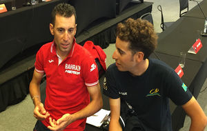 Vincenzo Nibali y Fabio Aru conversan poco antes de la conferencia de...