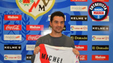 Michel posaba con la camiseta del Rayo en su presentacin aunque en...