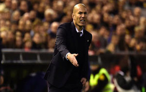 Zidane da instrucciones a los suyos.