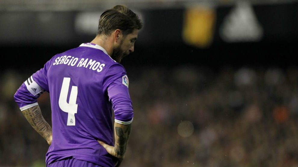 Ramos se lamenta durante el partido ante el Valencia