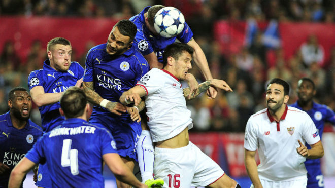 Jovetic lucha por un baln areo con varios jugadores del Leicester.
