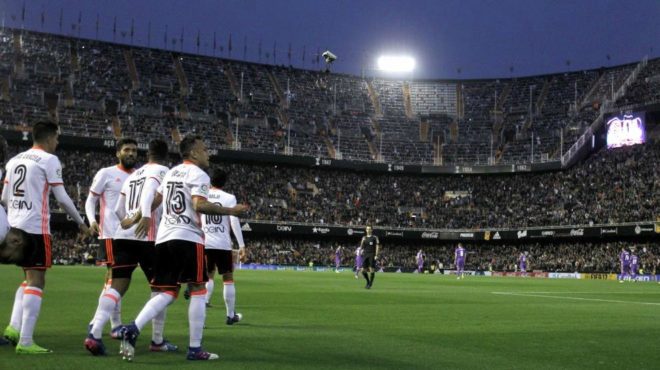 Los jugadores del Valencia celebran la victoria en Mestalla.
