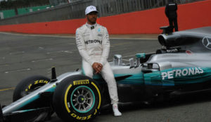 Lewis Hamilton, con el Mercedes W08 en Silverstone.