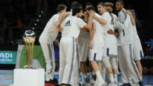 Los jugadores del Madrid hacen un corrillo antes de la final de Copa.