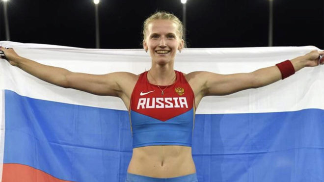 Anzhelika Sidorova posando con la bandera rusa.