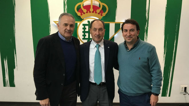 Gordillo y Lpez Cataln flanquean a Esnaola en las oficinas del...