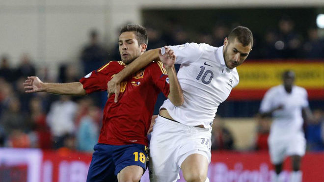 Benzema pugna por un baln con Jordi Alba en un Espaa-Francia