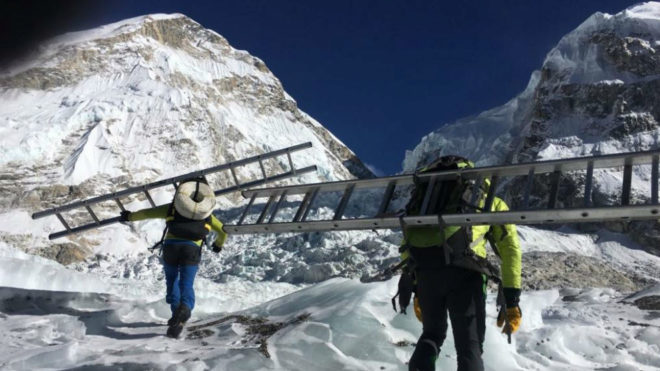 Alex Txikon, cargado con escaleras en el Everest.