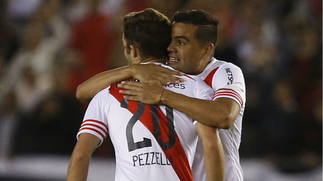 Pezzella y Mercado, abrazndose tras ganar la Copa Sudamericana