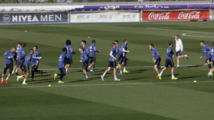 Los jugadores del Real Madrid, calentando durante el entrenamiento.