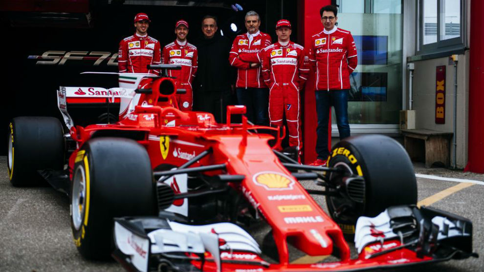 Dirigentes y pilotos de Ferrari posan con el Sf70H