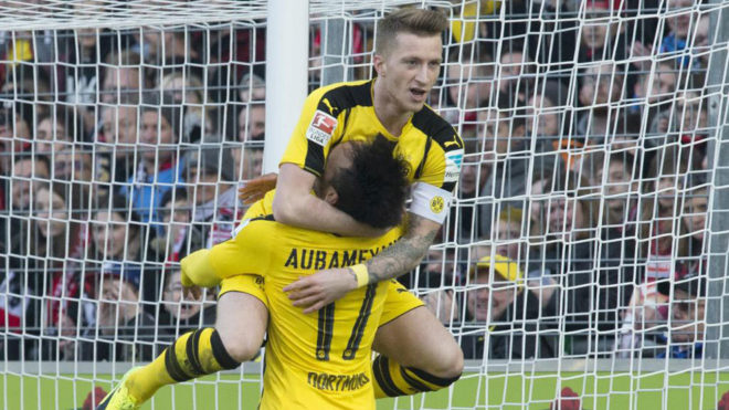 Reus y Aubameyang celebran un gol del Dortmund.