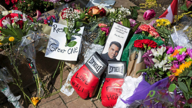 Flores y guantes de boxeo recuerdan a Ali, fallecido en junio de 2016