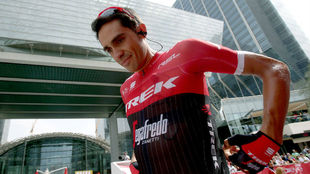 Alberto Contador, antes de la salida de una etapa del Abu Dhabi Tour
