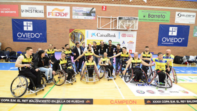 El CD Ilunion celebrando su decimosexta Copa del Rey.