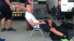 Louis Meintjes se relaja antes de una etapa del Abu Dhabi Tour.