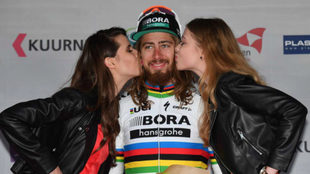 Sagan recibe el beso de las azafatas en el podio