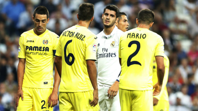 Morata, rodeado de jugadores del Villarreal en el duelo del Bernabu.