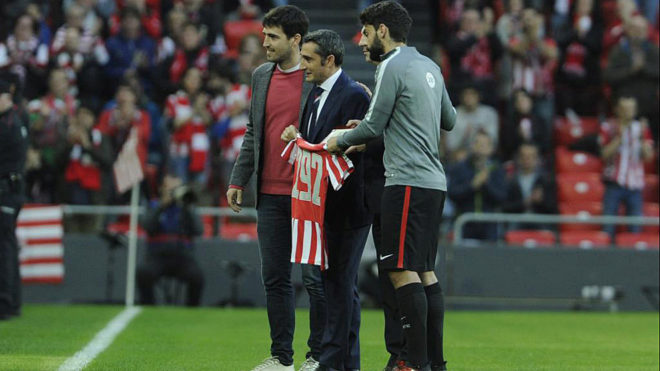Valverde posa con la camiseta homenaje por sus 292 partidos como...