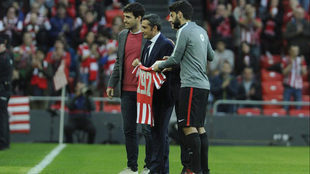 Valverde posa con la camiseta homenaje por sus 292 partidos como...