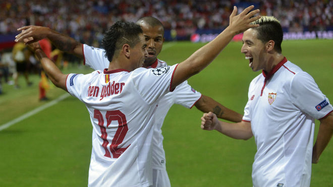 Ben Yedder, Mariano y Nasri celebran un gol del Sevilla.