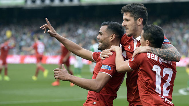 Mercado celebra su gol en el Villamarn con Jovetic y Ben Yedder.