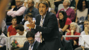 Luis Casimiro, aplaudiendo a sus jugadores durante un encuentro.