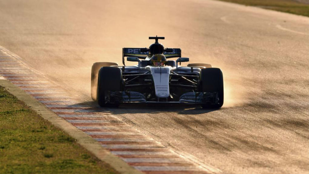 Lewis Hamilton bloqueando las ruedas durante los test