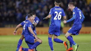 Los jugadores del Leicester celebran el golazo de Drinkwater.