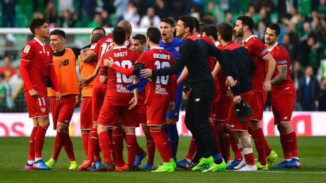 Los jugadores del Sevilla celebran el triunfo en el Villamarn.