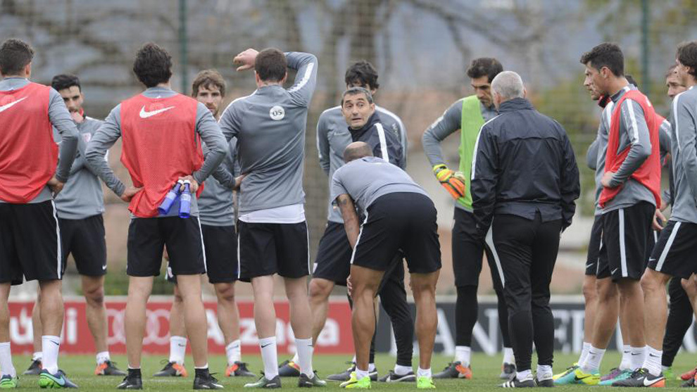 Valverde habla con sus jugadores antes de comenzar un entrenamiento.