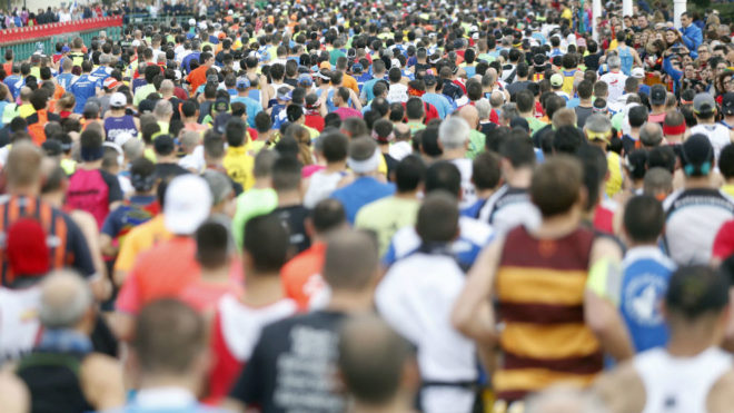 Miles de corredores, en el maratn de Valencia
