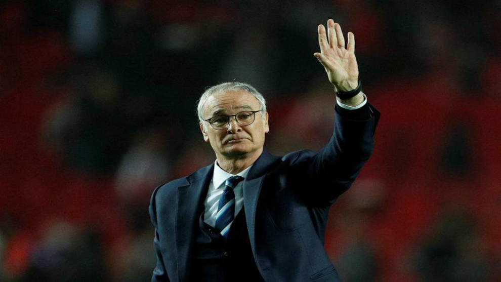Ranieri saluda al pblico durante un partido con el Leicester.