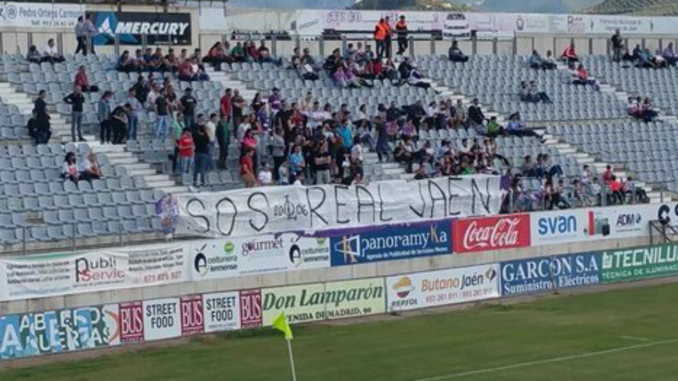 Pancarta con el lema &apos;SOS Real Jan&apos; exhibida en el estadio del club...