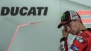 Lorenzo, en el box de Ducati.