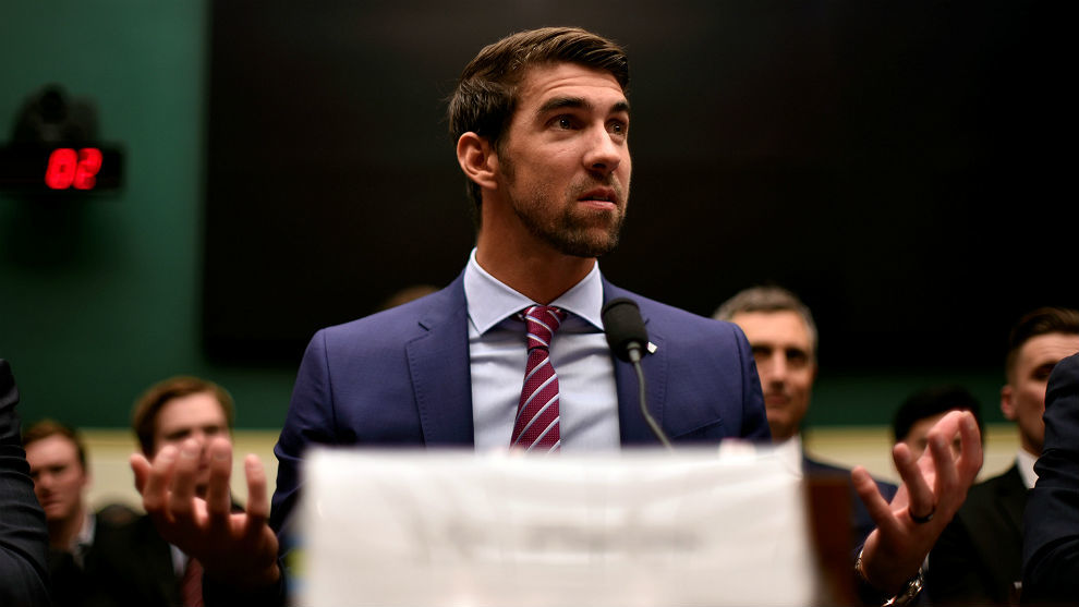 Michael Phelps, durante su comparecencia en la audiencia parlamentaria...