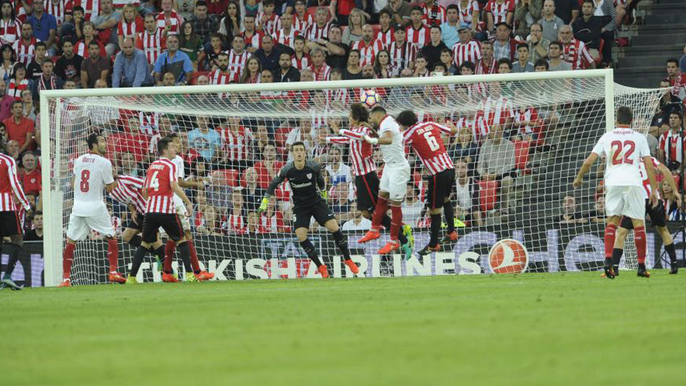 Lance del partido de ida Athletic-Sevilla disputado en San Mams.