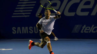 Rafael Nadal luciendo un vendaje en su pierna derecha en su debut en...